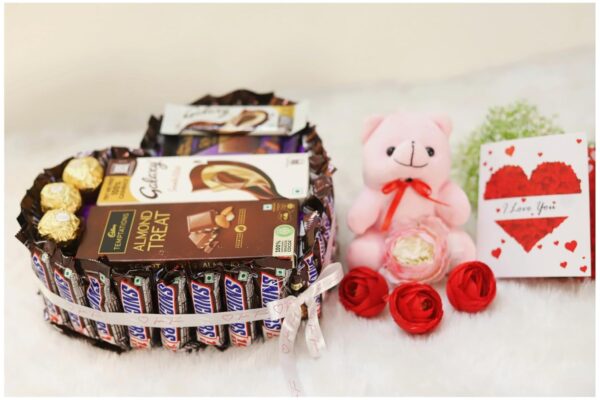 Tasha Forever Snicker gift hamper (25 snicker, 1 almond treat, galaxy, bournville, 3 round premium chocolates, love card & teddy)